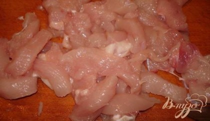 На слой лука выкладываем нарезанное куриное мясо. Само мясо предварительно сдобрить специями ( очень рекомендую хмели-сунели или молотый уцхо-сунели).