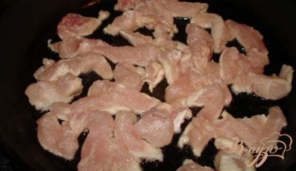 На сковороде с растительным маслом обжарить куриное мясо со всех сторон до румяности. Я не солила пока!