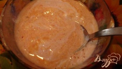  Смешайте томатный соус и сметану. Когда лук станет мягким, влейте соус. Размешайте. Минуту тушим и выключаем.