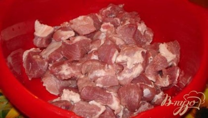 Мясо вымыть, обсушить, нарезать на небольшие кусочки 2*2 см.