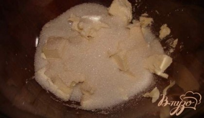 В миске взбить масло комнатной температуры с сахаром. Масла нужно 125 гр.
