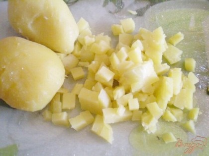 Очищенный картофель порезать мелкими кубиками.