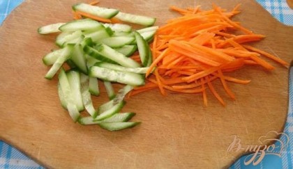 Огурец, отрезав попки, нарезать соломкой.Морковь очистить, натереть на терке для корейской морковки. Так красивее.