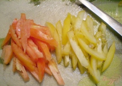 Помидоры порезать соломкой. Выбирайте тугие помидоры для салата.