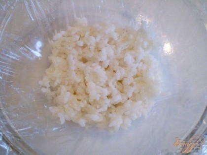 Сверху небольшую часть риса. Только, чтобы покрыть хорошо кукурузу.