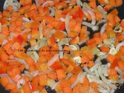 На смеси растительного и сливочного масел обжарить нарезанный лук и чеснок. Добавить морковь и сладкий перец, продолжая обжаривать еще 3-4 минуты.