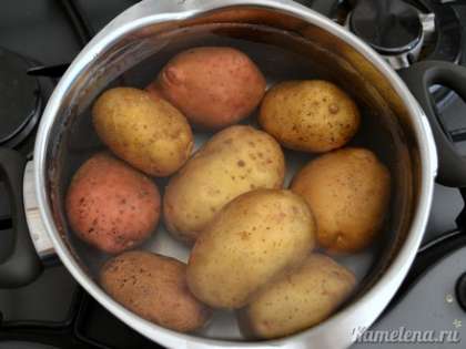 Картофель отварить в мундире в подсоленной воде, до готовности. Остудить.