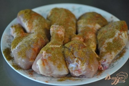 Разогреть духовку до 180 гр. Кусочки куриные посыпать карри,кайенский перец,соль.