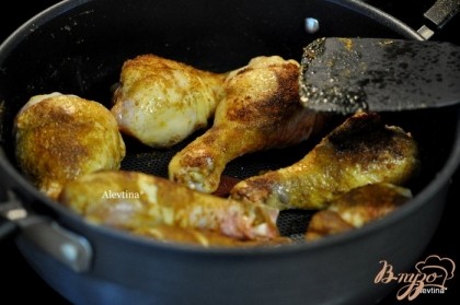 Обжарить  на растительном масле 2 ч.л куриные кусочки со всех сторон  примерно 12 мин. Переложить в смазанное слегка жаропрочное блюдо. Поставить в духовку и готовить 45 -50 мин.