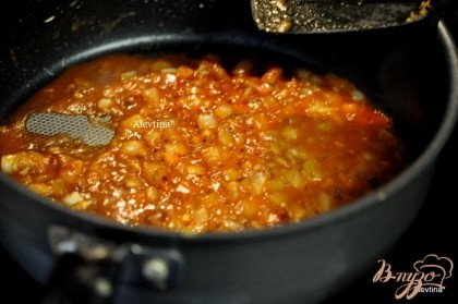 Убавить огонь,добавить на сковороду масло, соль 1 ч.л  и обжарить  чеснок, имбирь и лук. Помешивать и готовить 6 мин. Добавить  томатную пасту и готовить 1 мин.
