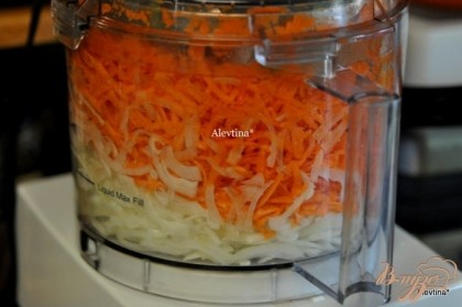 Морковь натереть и лук ,нарезать вручную или в  кухонном процессоре.
