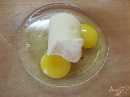 Начните с того, что достаньте из морозилки сливочное мало и целиком кусок положите в духовку до размягчения (духовка должна быть нагретая но не работать). Вбейте в миску яйца и положите размягченное сливочное масло.
