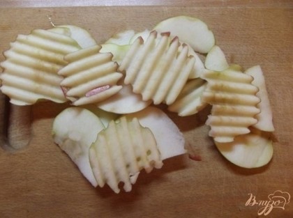 Нарежьте яблоки фигурным ножом (или натрите на фигурной терке) тоненько.