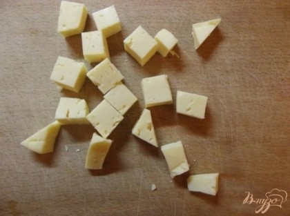 Дальше порежьте кубиками размером до одного сантиметра твердый сыр (очень хорошо подойдет пармезан с его специфическим вкусом и твердостью).