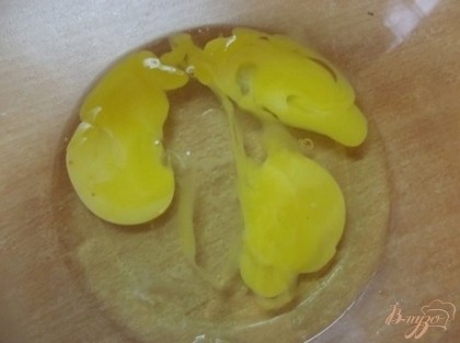 В глубокой миске взбейте венчиком яйца до однородности но не в пену.