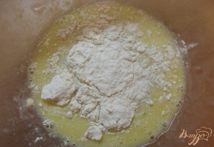 Всыпьте немного муки и доведите снова венчиком до однородности. Дальше, постепенно подсыпая муку, замешивайте тесто. Тесто нужно посолить. Поскольку по вкусу это сделать не получится, положите соли на глаз. в среднем на донное количество нужно пол чайной ложки обычной соли и полную чайную ложку морской соли.