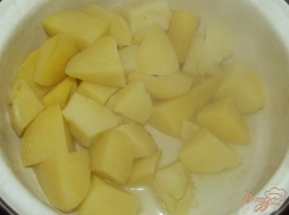 Варите картофель в слегка подсоленной воде и после закипания добавьте одну штучку лаврового листа.