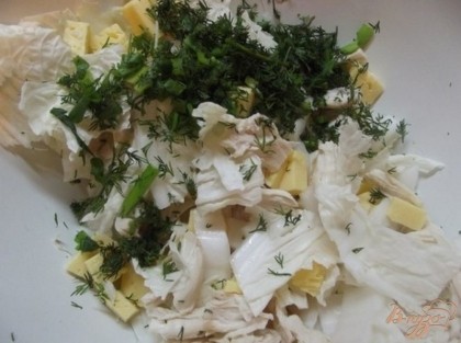 Следующим шагом мелко порубите и добавьте в салат укроп. Зелень можно добавлять абсолютно любую, кроме кинзы. Ее слишком специфический вкус перебьет сыр.