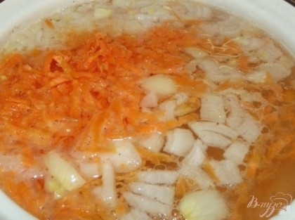 Как только вода закипит, сразу высыпайте морковь. Также положите пол чайной ложки сливочного масла, для ароматного сливочного привкуса. Дайте воде снова закипеть.