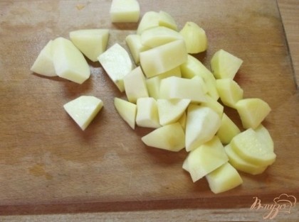Отварите печень в течении 40 минут.  Морковь (половину) порежьте крупными кубиками, а вторую половину натрите на крупной терке. Картофель очистите от кожуры и нарежьте кубиками произвольного размера.
