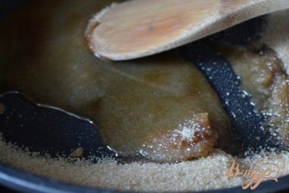 На сковороде растопить коричневый сахар с 2 ст.л. воды.Немного проварить, чтобы получилась карамель.