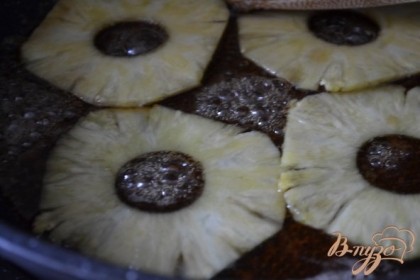 Ломтики ананаса опускаем в карамель на 3-5 мин.Огонь очень тихий.