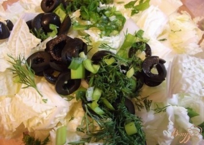 Зелень в данном салате можно использовать практическую любую, кроме базилика - он имеет слишком выраженный вкус и рукколы, она слишком острая, а салат сам по себе должен быть нежным. Самым подходящим вариантом является зеленый лук, укроп и петрушка. Их нужно резать не слишком мелко. Зеленый лук режется даже скорее полосочками, нежели кружочками.