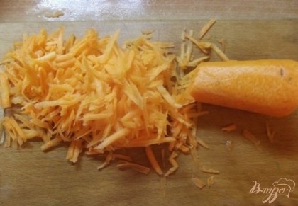Морковь натрите на крупной терке от смешав с небольшим количеством растительного масла отложите в сторону.