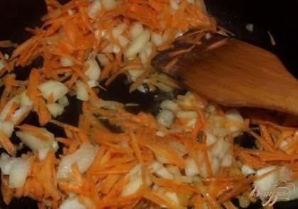 На сковородке обжарьте немного чеснока (по желанию), лук и морковь до готовности.
