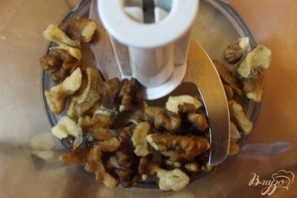 Остальные орехи в блендере превратите в крошку.