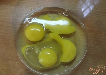 На первом этапе взбейте в миске три куриных яйца (если яйца домашние, то два).