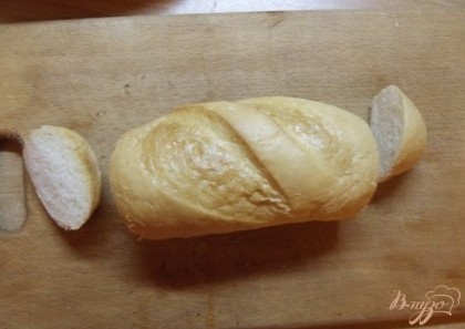 Нужны специфические "бутербродные" длинные булочки на ощупь очень мягкие. Другое тесто в духовке может не успеть пропечься и хлеб останется сырым.