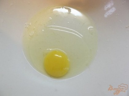 Для начала в глубокую миску вбейте одно куриное яйцо.