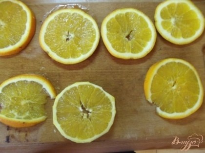 Дальше апельсин нарежьте кружочками. Правильнее всего нарезать апельсин от "носика к попке" или наоборот. Но никак не вдоль. Тогда колечки не будут распадаться.
