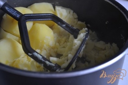 Картофель отварить до готовности и размять.