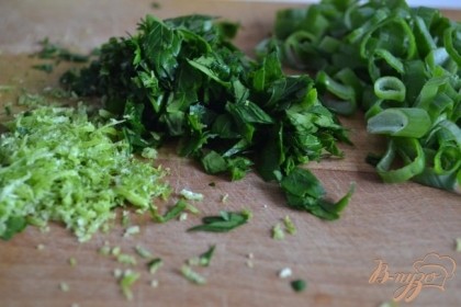 Подготовить зелень и стереть цедру с лайма.Добавить к овощам в салатник. заправить маслом. Соль и специи по вкусу.