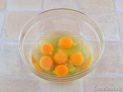 Яйца вбить в емкость, добавить соль.