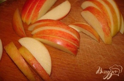 Приготовьте блины по любому любимому рецепту.Яблоки вымыть. Срезать мякоть. Нарезать на скибки.