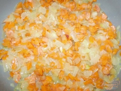 Лук почистить, порезать кубиками и обжарить на масле подсолнечном пару минут. Морковь почистить, нарезать кубиками, добавить к луку и жарить до готовности под крышкой, посолить. По желанию добавить перец или смесь перцев или любимые специи.