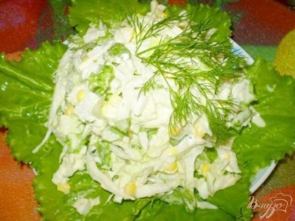 Готово! Салат готов! Выкладываем на блюдо листья салата, на них сам салат. Украшаем зеленью. Приятного аппетита!