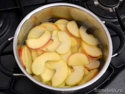 Варить не более 2-3 минут, затем воду слить (яблоки должны стать гибкими).