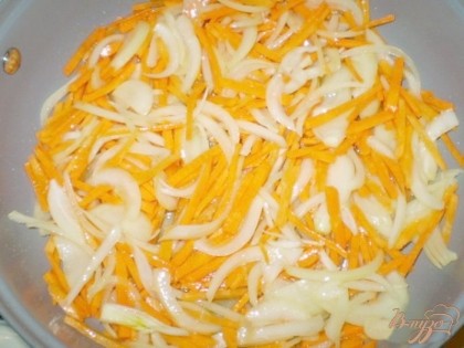 Пока вариться рыба нужно почистит овощи для зажарки, порезать. Как я уже писала, лучше не пользоваться теркой, не только для показа своих умений, но и с другой целью, тертая морковь берем много масла при жарке. Обжарьте лук и морковь до готовности на подсолнечном масле.