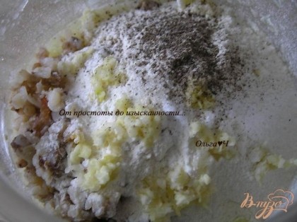 К капустному пюре добавить гречку, муку, разрыхлитель, измельченный чеснок, соль и перец.