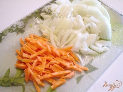 Морковь режем соломкой, так она меньше впитает жира. Лук полукольцами если мелкий, у меня луковица большая, я порезала полукольцами и на три части, чтоб удобно было кушать.