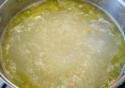 Воду для супа доведите до кипения. Солить по вкусу. Картофель очищенный от кожуры сполоснуть, порезать соломкой или просто кусочками, дольками, как вы обычно это делаете. И бросьте вариться в кипящую воду. Туда же бросаем и промытое до чистой воды перебранное пшено. Варим все 20 минут, не больше. Заправляем суп овощной зажаркой, провариваем минут 5 и выключаем огонь. Пусть остывает.