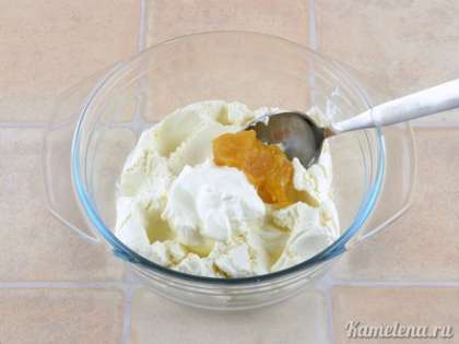 К творогу добавить сметану, мед (или сахар), хорошо растереть ложкой.