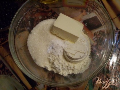 В другой пиалочке соедините сухие ингредиенты и маргарин. Смешайте сначала пшеничную муку с сахаром и содой, а после соедините с маргарином или сливочным маслом.