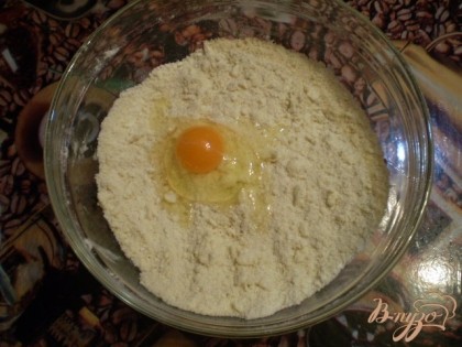 В мучные крошки добавляем яйцо, помните про уксус, которым нужно гасить соду, я просто вливаю его в тесто и все. Что реакция прошла внутри теста. Тогда оно будет рыхлым, пористым, это важно для печенья. Замешиваем тесто.