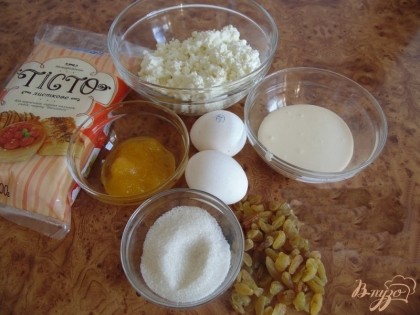 И так, для приготовления медовых слоек с творогом нам понадобятся такие ингредиенты: слоеное тесто, творог, сметана, изюм, яйцо куриное, сахар и мед.
