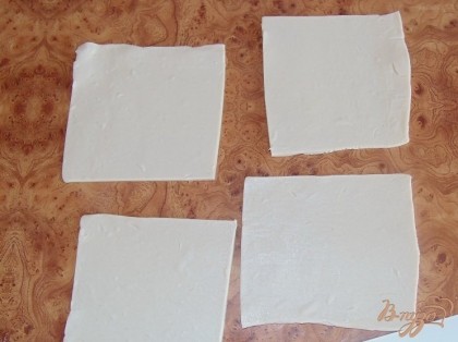 Когда тесто стало мягким, берем один лист теста и раскатываем его, толщиной примерно 0,3 - 0,4 см. Нарезаем на квадратики по 10 см. Также раскатываем и нарезаем остальные листы теста.
